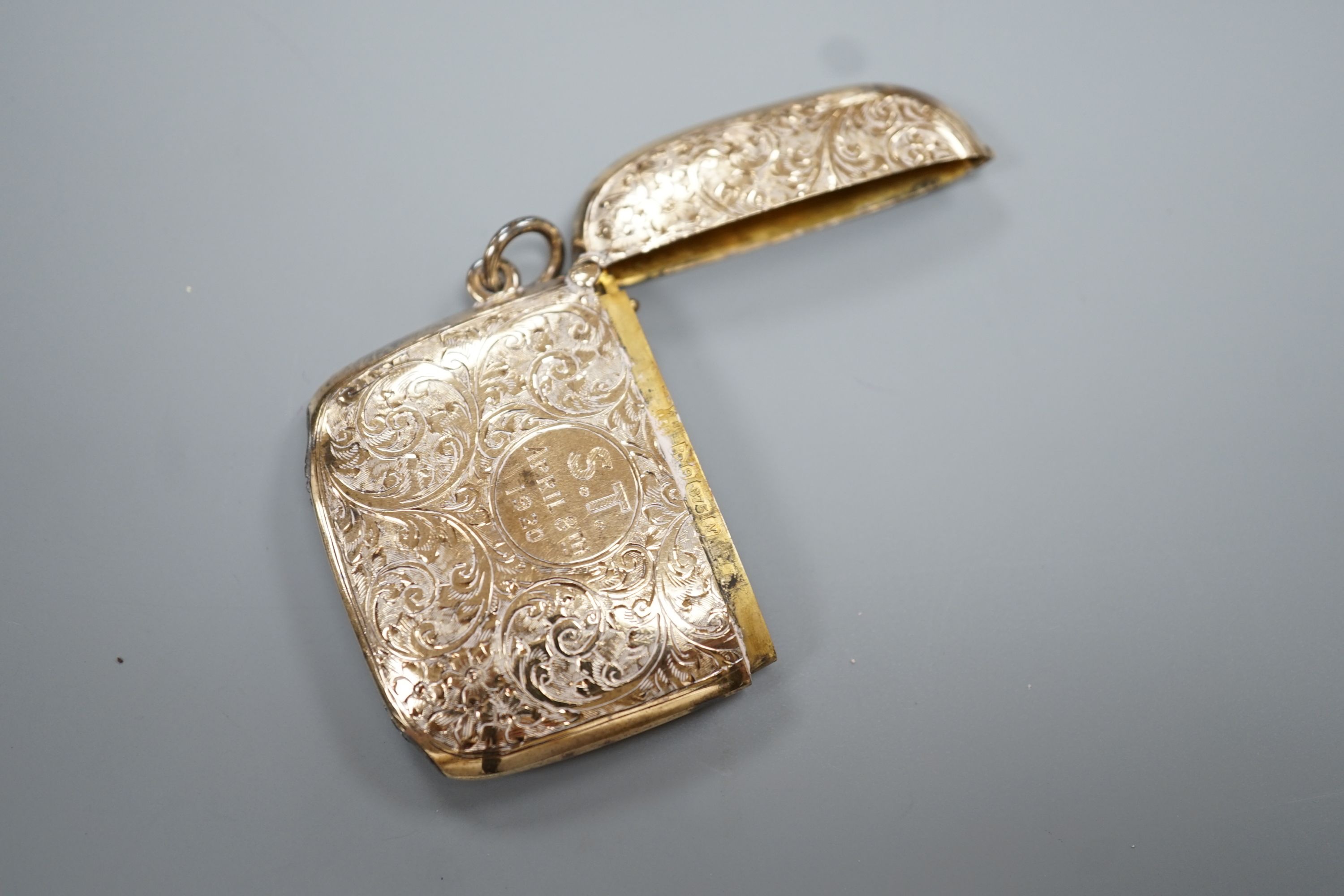 A George V 9ct gold vesta case, with later engraved inscription, Chester, 1913, 45mm, gross 18.4 grams.